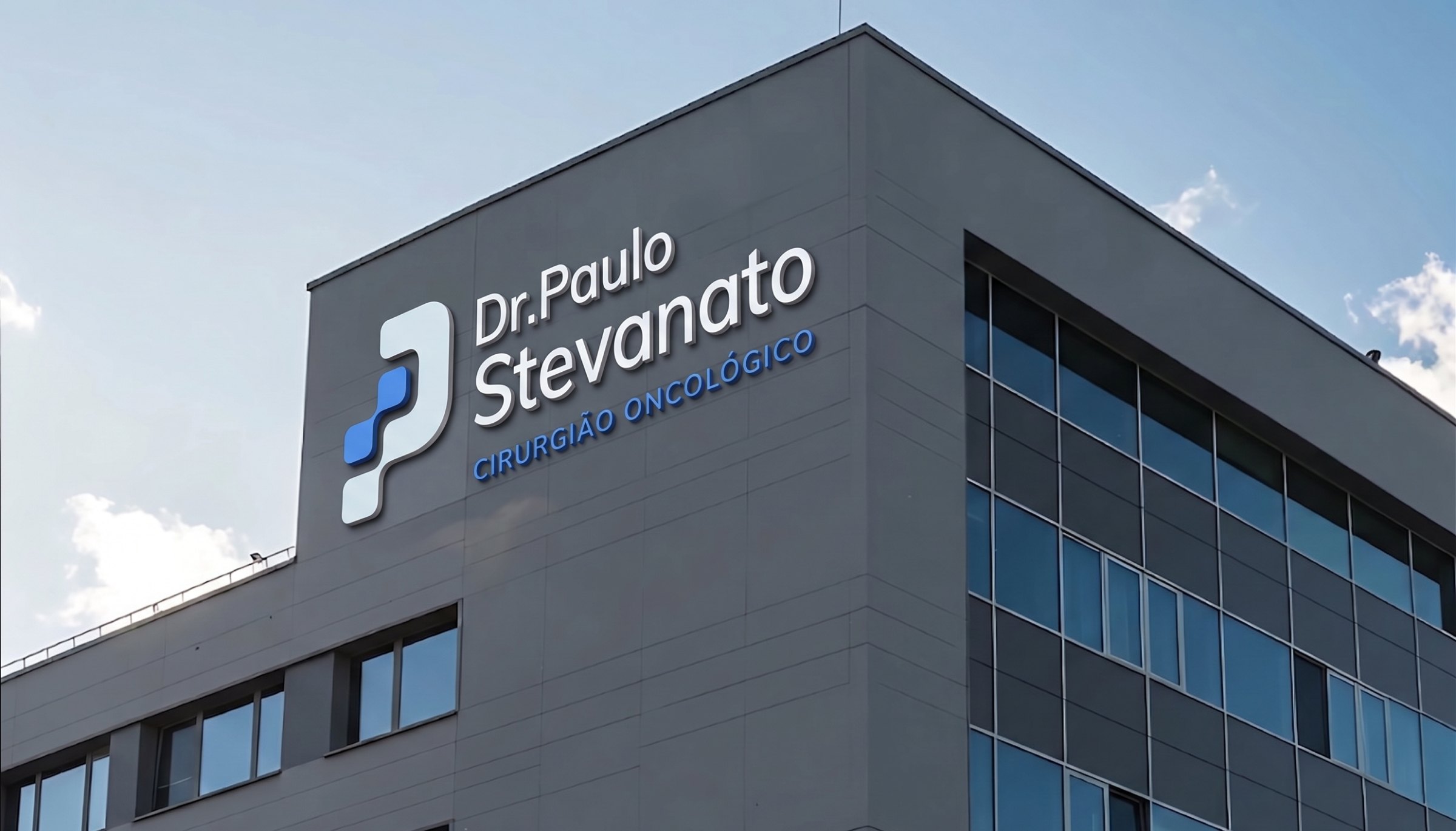 Logo do Dr. Paulo Stevanato aplicado na fachada de um prédio