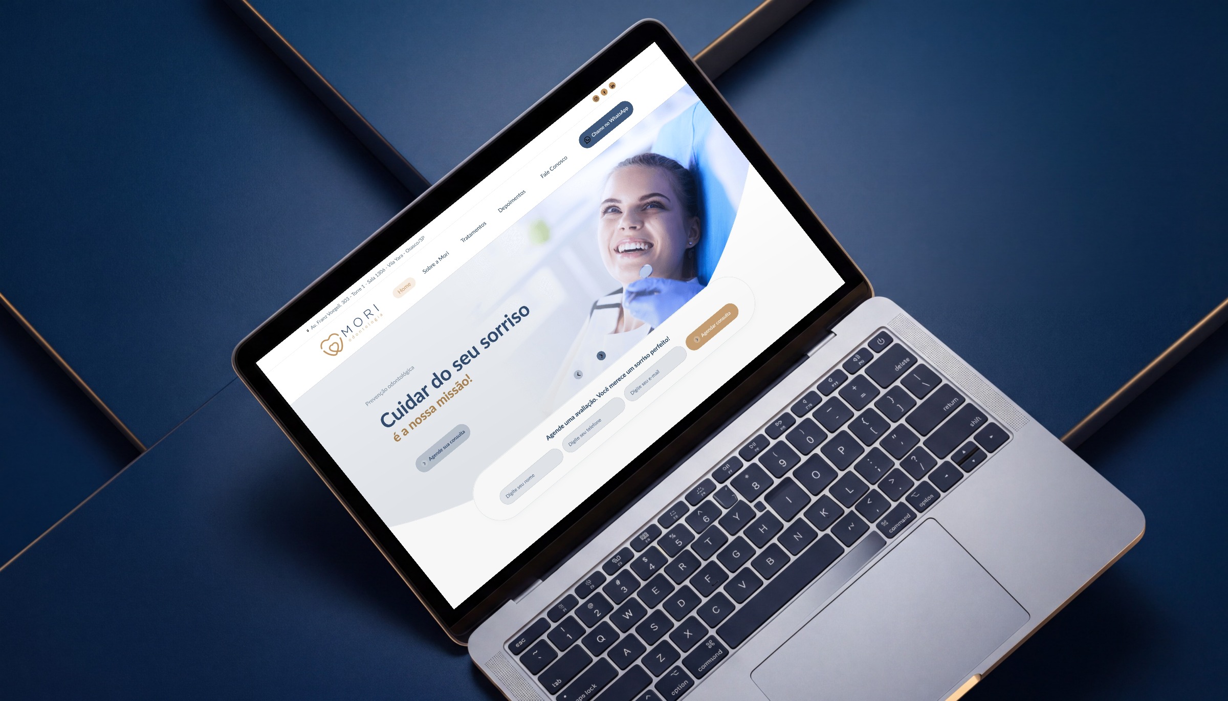 Home do site da Mori Odontologia no notebook